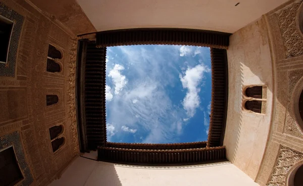 Небо над двором дворца Альгамбра в Гранаде — стоковое фото