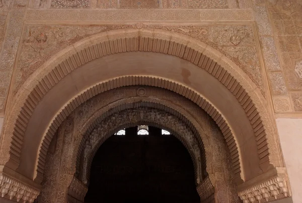 Porta arqueada no palácio de Alhambra em Granada, Espanha — Fotografia de Stock