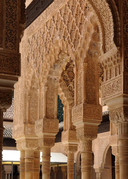 Hermosas columnas talladas en el palacio de la Alhambra en Granada — Foto de Stock
