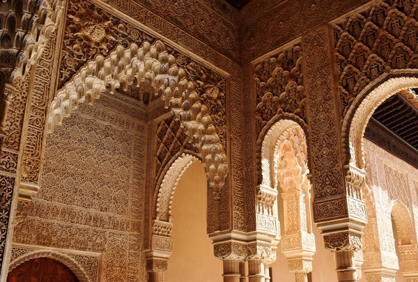 Lindas colunas esculpidas no palácio de Alhambra em Granada — Fotografia de Stock