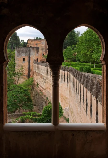 Středověké bašty viděl oknem hradu — Stock fotografie
