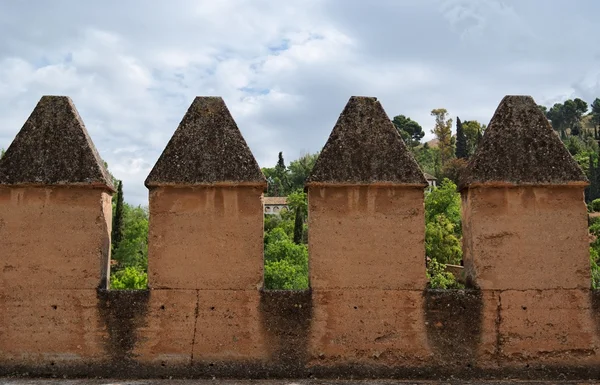 Muur crenellations in middeleeuwse kasteel in Spanje — Stockfoto