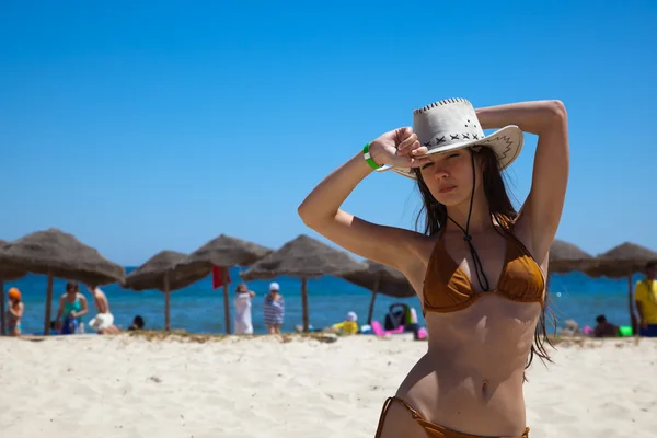 Una mujer posando en una playa — Foto de Stock