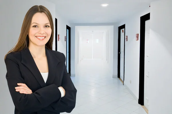 Affärskvinna i en korridor — Stockfoto