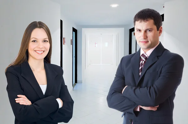 Homme d'affaires et femme d'affaires dans un couloir — Photo