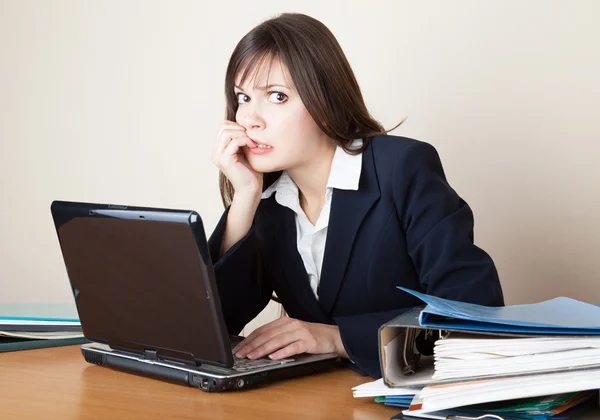 Przerażona kobieta patrzy na ekran laptopa. — Zdjęcie stockowe