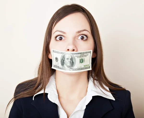 Mujer joven con 100 dólares en la boca — Foto de Stock