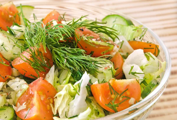 Свежий овощной салат с помидорами, салатом, огурцом — стоковое фото