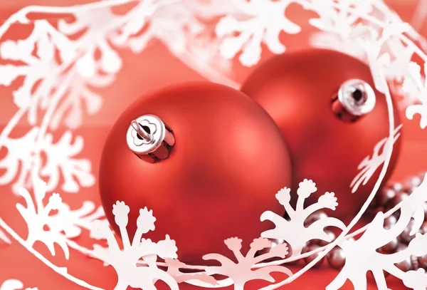 白色的红色圣诞球 — 图库照片