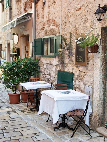 Straßencafé in der Altstadt von Rovinj — Stockfoto