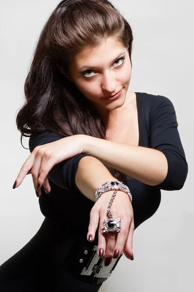 Sexy mladá dáma ukazující její šperky — Stock fotografie