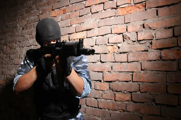 Soldat mit schwarzer Maske zielte mit Waffe — Stockfoto