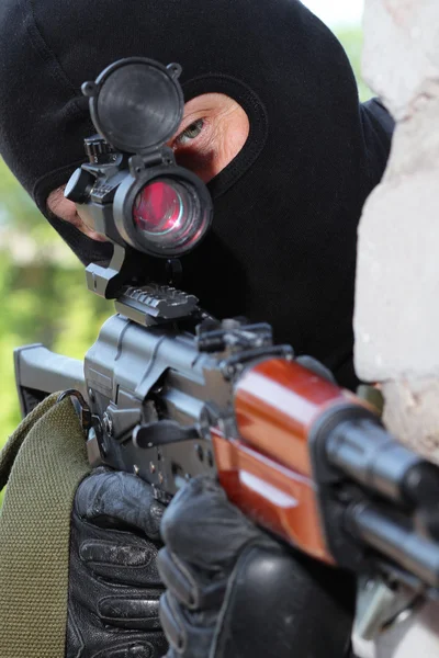 Sniper in black mask targeting on scope — Stock Photo, Image