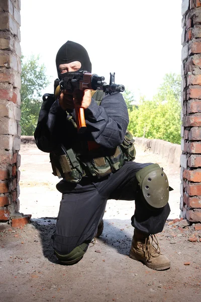 Soldato in maschera nera mirato con una pistola — Foto Stock