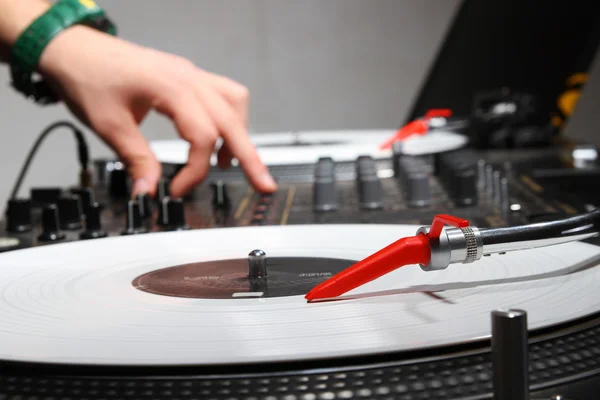 Hände eines DJs, der Musik aus Vinyl spielt — Stockfoto