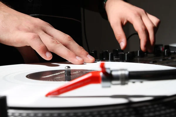 Manos de un DJ tocando música de vinilo — Foto de Stock