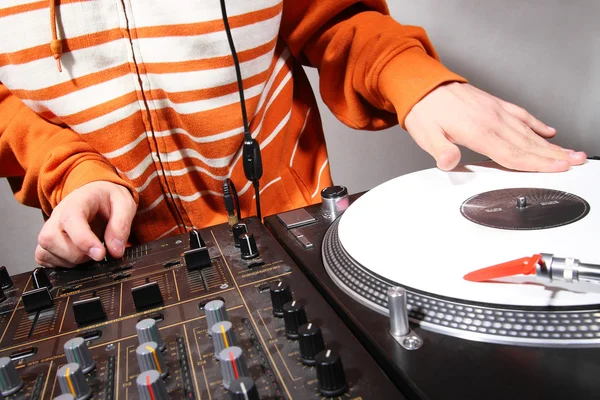 Manos de DJ rayando disco de vinilo — Foto de Stock