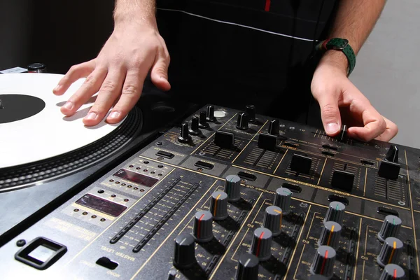 Hände von DJ kratzen Schallplatte — Stockfoto