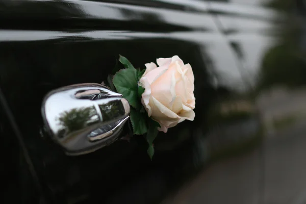 Decorated door of the wedding limousine — Stock Photo, Image