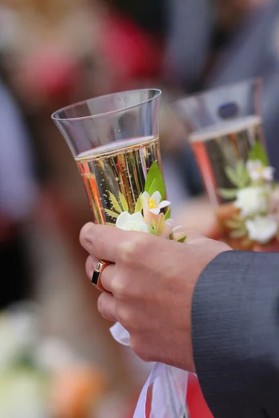 Groom holds wedding champagne glass — Stock Photo, Image