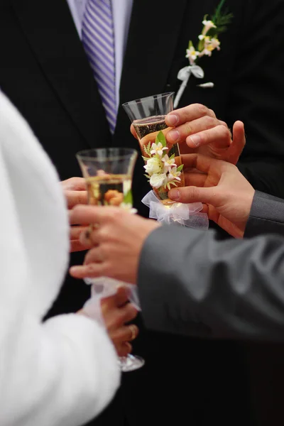 Bruden och brudgummen med bröllop champagne vin — Stockfoto