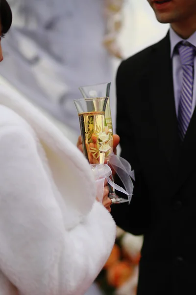 Bride and groom holding wedding champagne — Stock Photo, Image