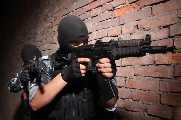 Terroristen mit schwarzen Masken und Schusswaffen — Stockfoto