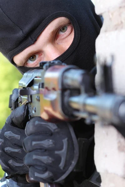 Terrorista em máscara preta com arma — Fotografia de Stock