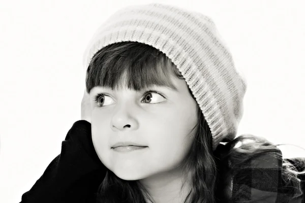 Ritratto in bianco e nero di ragazza attraente in berretto — Foto Stock