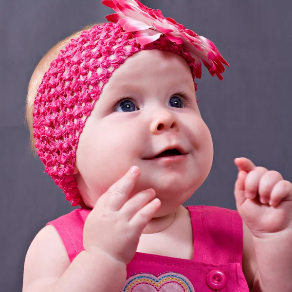 Vértes kis baba lány portréja — Stock Fotó