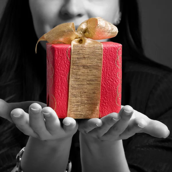 Mujer joven sosteniendo regalo — Foto de Stock