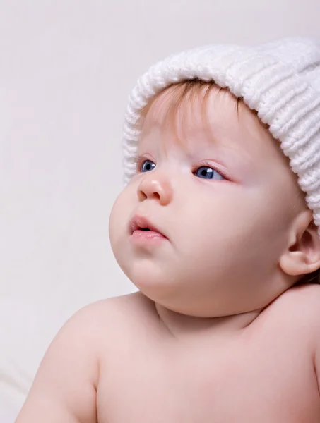 Aranyos kislány fehér kalap — Stock Fotó