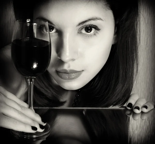Femme avec verre de vin rouge — Photo