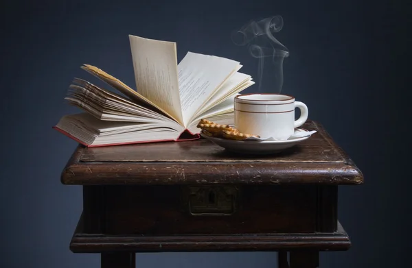 Livros e uma xícara de café — Fotografia de Stock