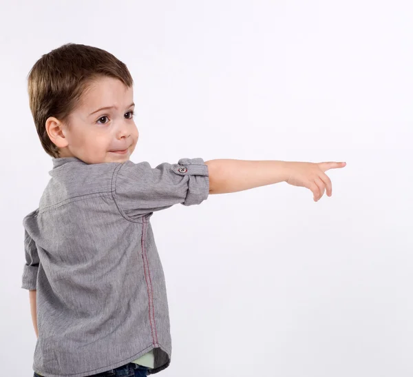 En liten pojke pekar på något — Stockfoto