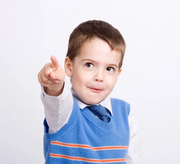 En liten pojke pekar på något — Stockfoto