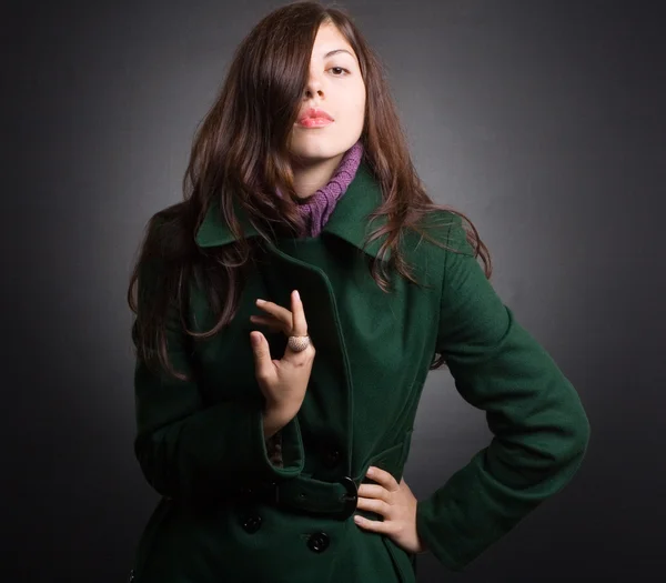 Портрет красивой женщины в элегантном пальто — стоковое фото