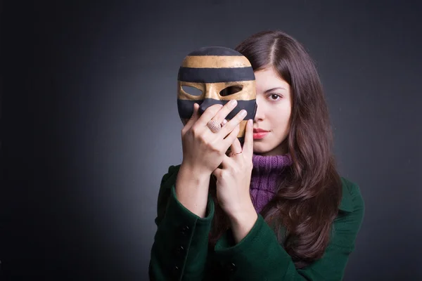 Karnaval maskesi ile güzel bir genç kadının portresi. — Stok fotoğraf