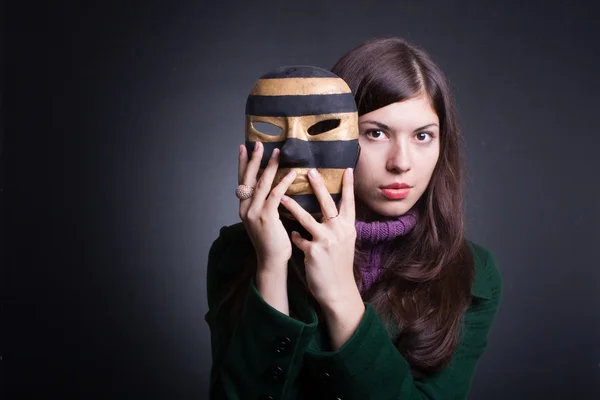 Portret van een mooie jonge vrouw met carnaval masker. — Stockfoto