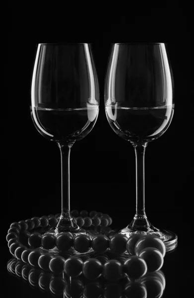 Два бокала вина и великолепные бусы . — стоковое фото
