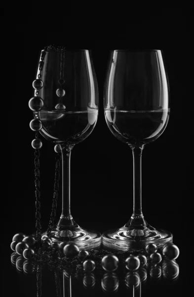 Zwei Gläser Wein und prachtvolle Perlen. — Stockfoto
