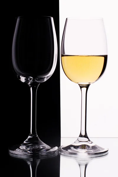Iki bardak kontrast arka plan üzerinde beyaz şarap. — Stok fotoğraf