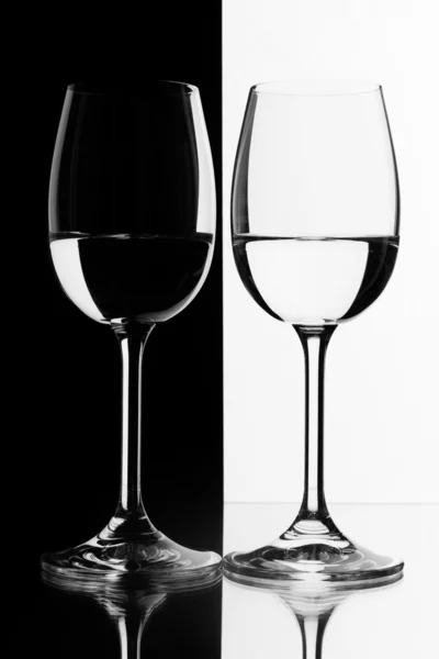 Két pohár fehér bor, a háttér kontraszt. — Stock Fotó