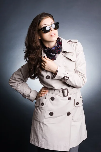 Bela mulher na capa de chuva e óculos de sol — Fotografia de Stock