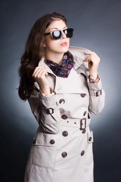 Bela mulher na capa de chuva e óculos de sol — Fotografia de Stock