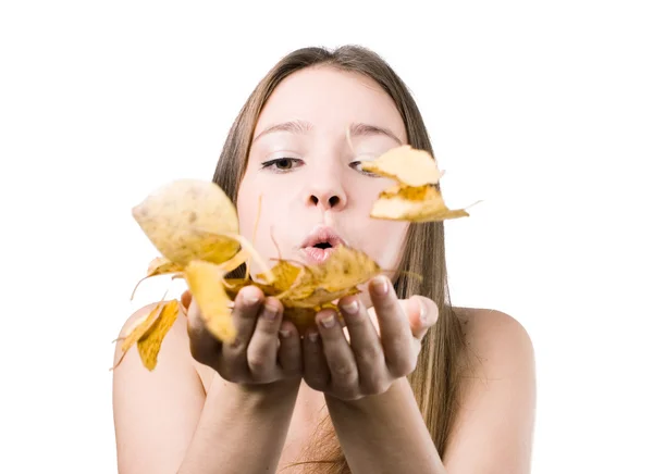 Szczęśliwa młoda kobieta na jesień liści dmuchanie w jej ręce. — Zdjęcie stockowe