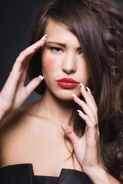 Mulher bonita com maquiagem brilhante e manicure — Fotografia de Stock