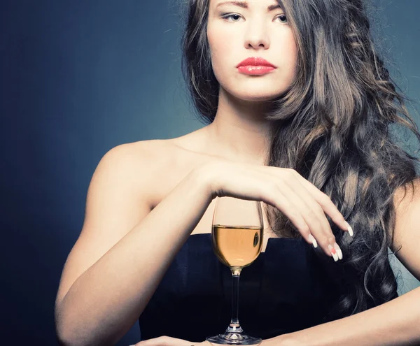Mulher sexy bonita com um copo de vinho branco — Fotografia de Stock