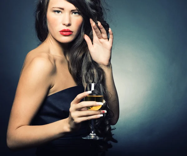 Bir kadeh beyaz şarap ile güzel seksi kadın — Stok fotoğraf