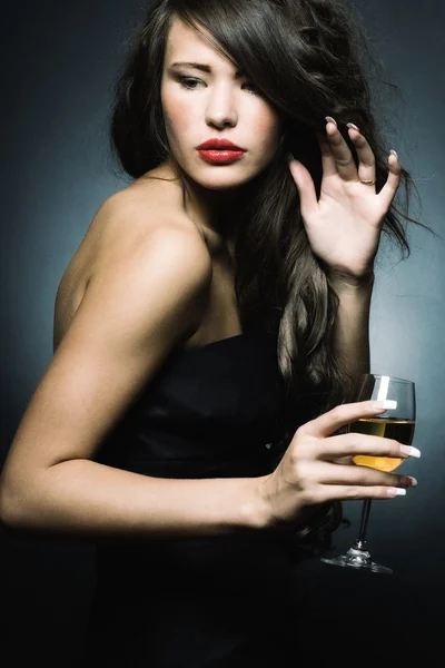 Mulher sexy bonita com um copo de vinho branco — Fotografia de Stock